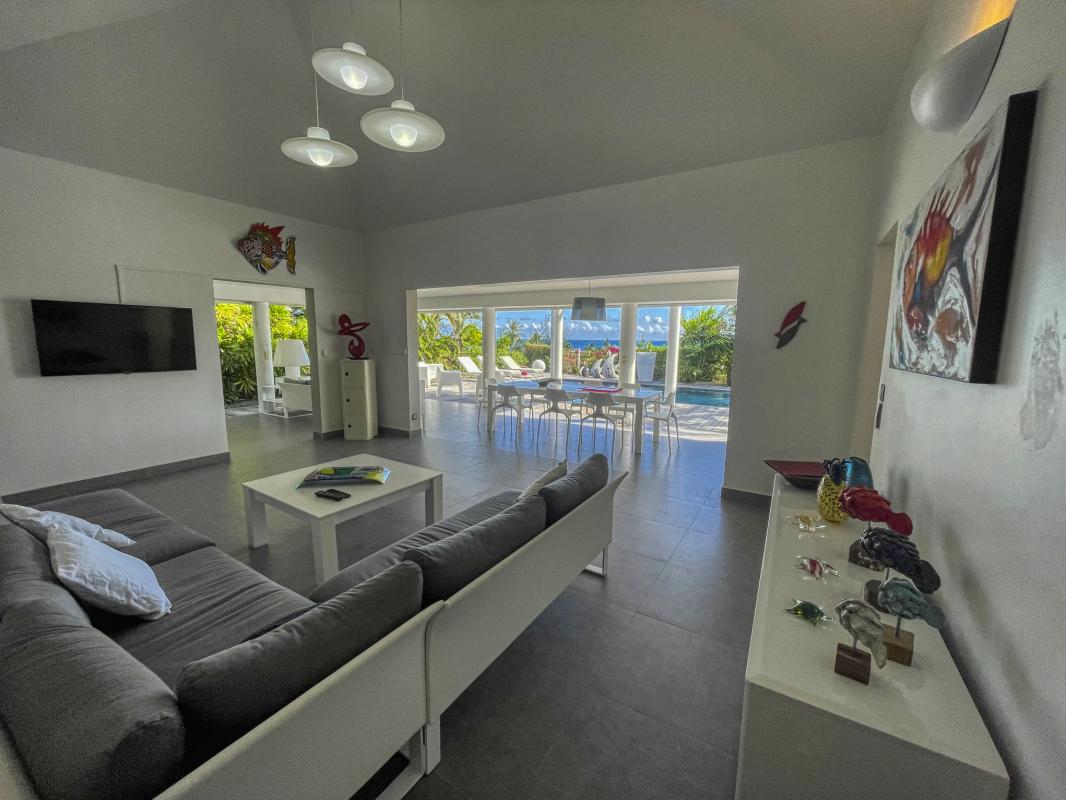 25.Location villa piscine Saint François Guadeloupe_salon vue sur mer